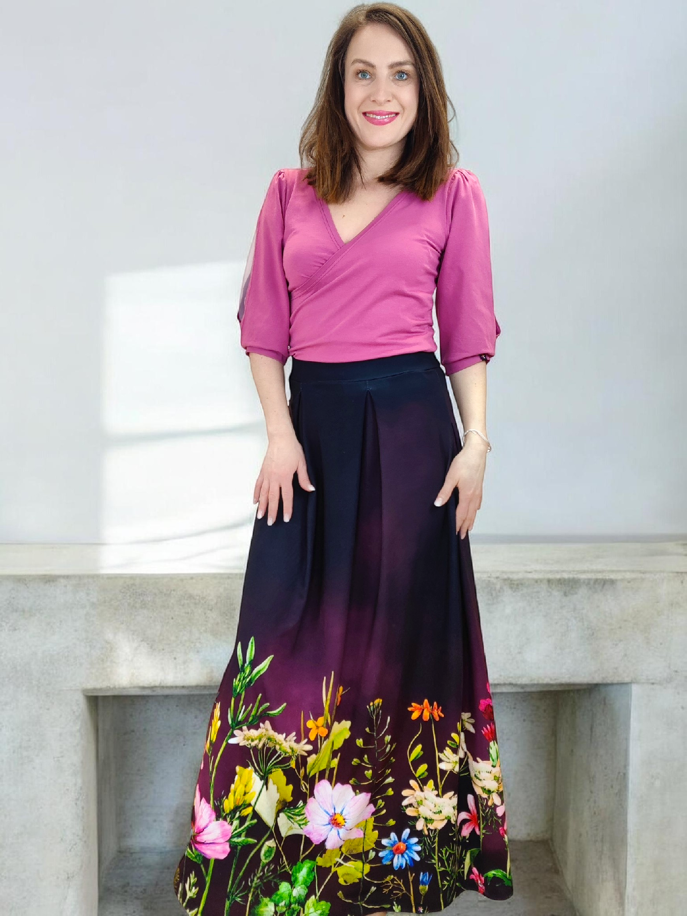 Maxi sukně do pasu s květy krásně splývá při chůzi a je ideální volbou pro každodenní outfit i slavnostní příležitosti
